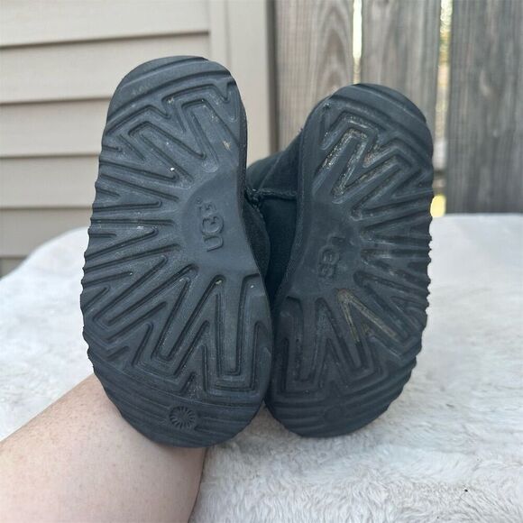 UGG Kids Classic Bailey Button II Black Ankle Boots Size 9 - Picture 6 of 9
